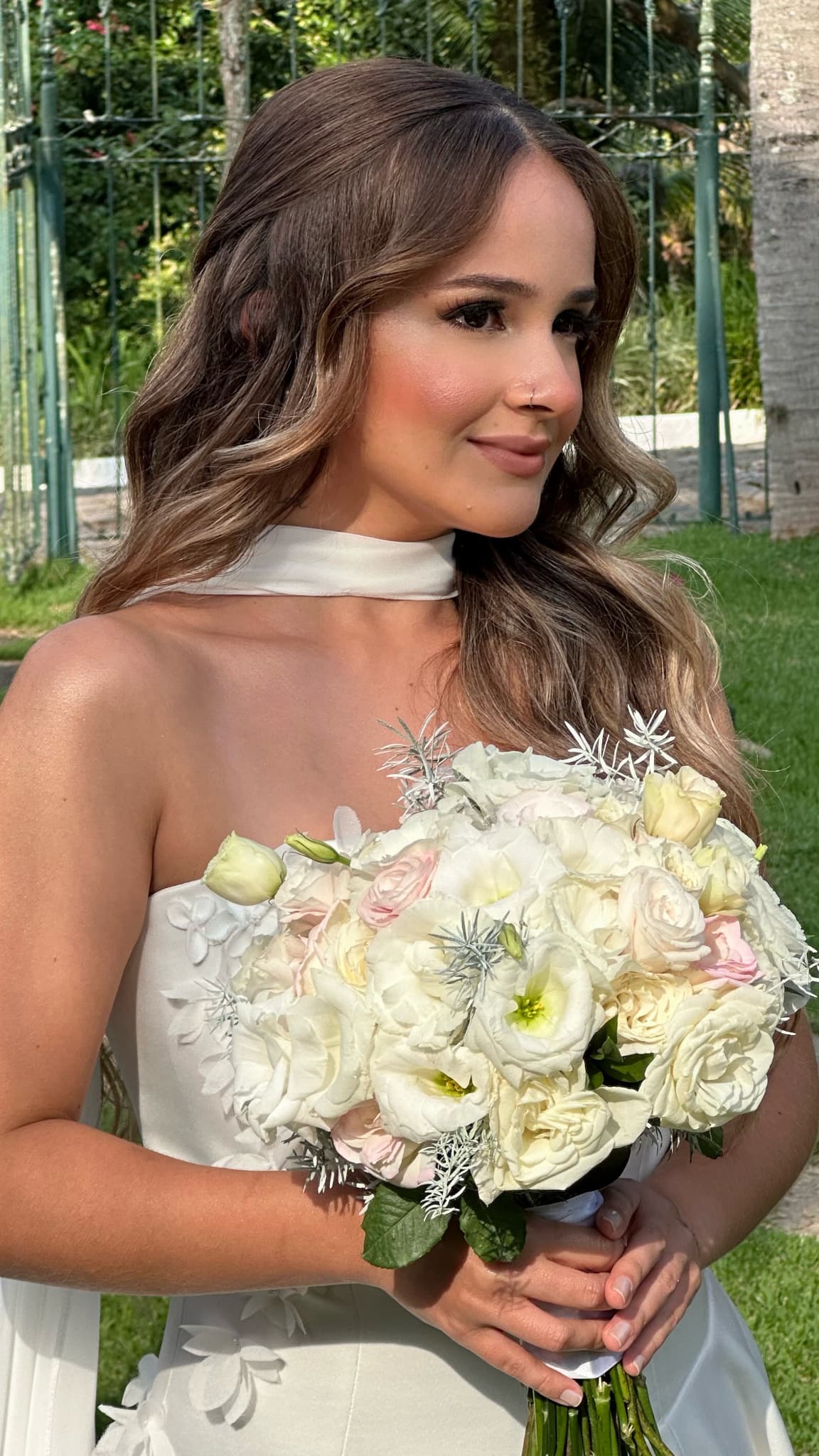 Noiva com bouquet em ambiente externo