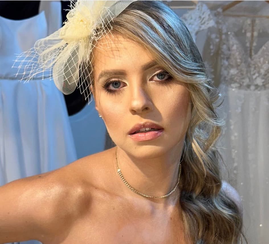 Retrato frontal com fascinator e maquiagem editorial