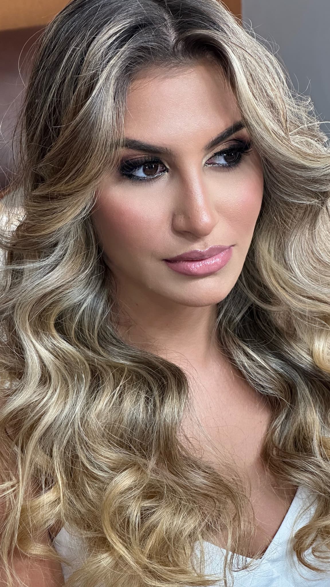Close de maquiagem glam sofisticada para noiva