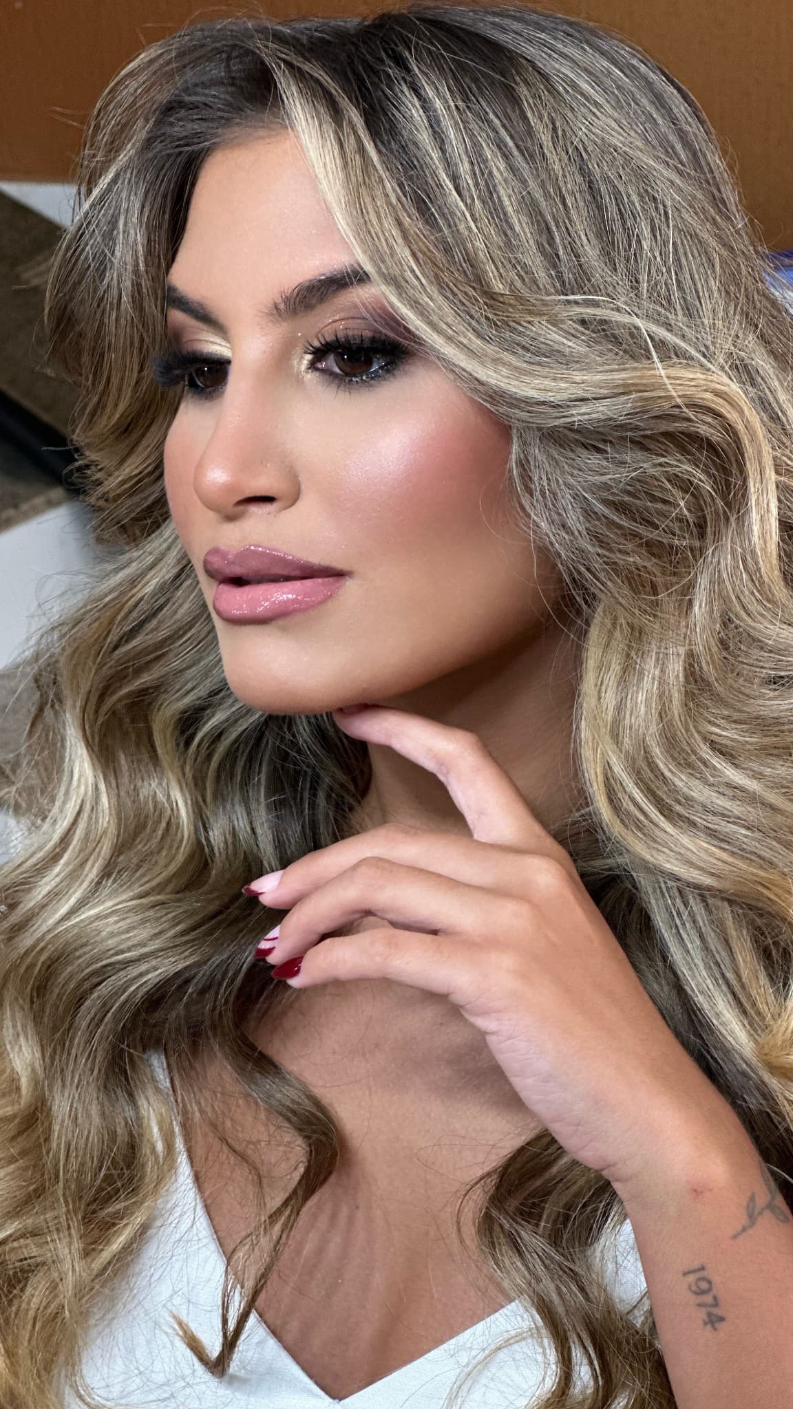 Close-up glam com mão em destaque