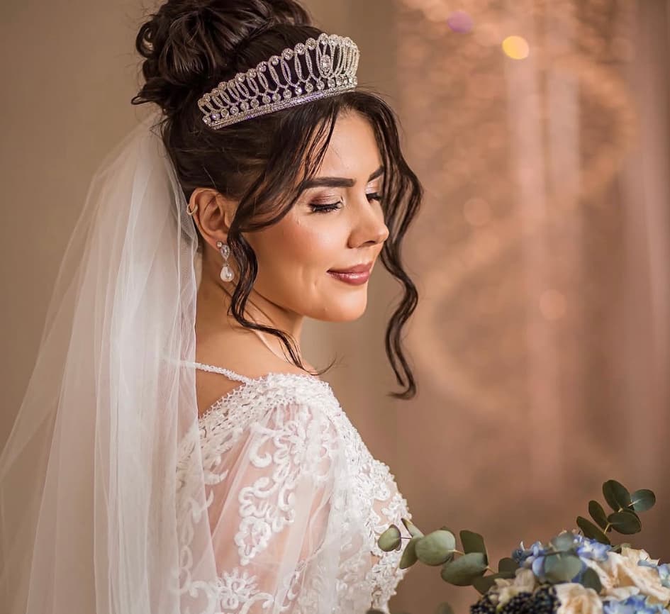 Retrato de noiva com tiara e maquiagem clássica