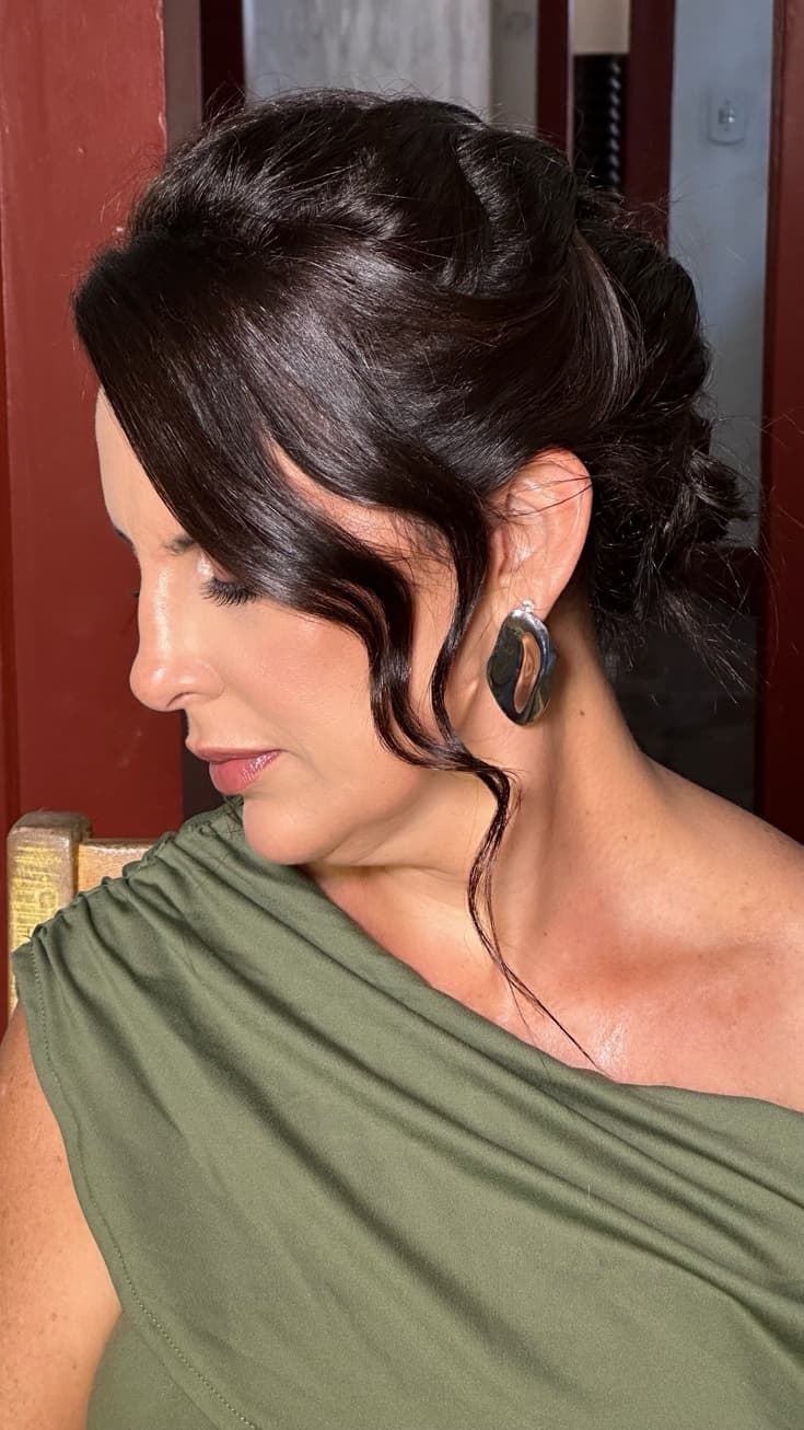 Beleza para evento com penteado preso e maquiagem social