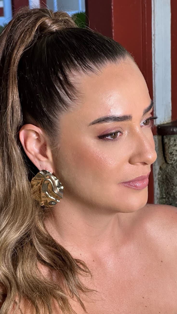 Maquiagem social lateral com brinco dourado